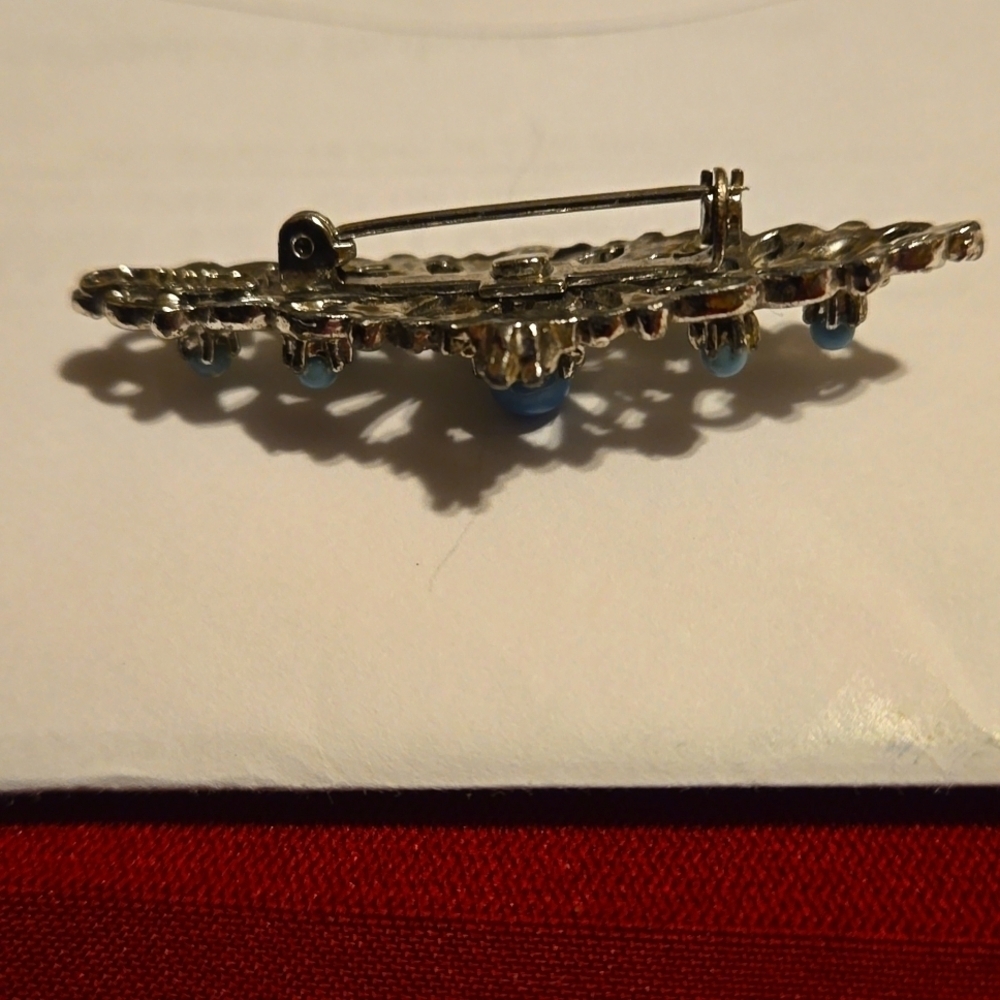Vintage Gerry's brooch with aqua color beads on fancy floral design - Picture 3 of 3